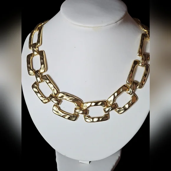 Vintage gold tone hammered square bold statement necklace. - Picture 2 of 11